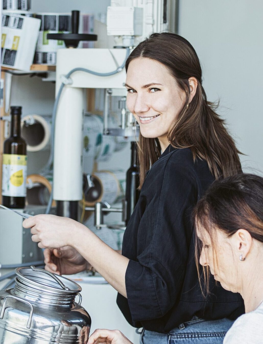 Marketingleiterin Justine Büschel in der Produktion