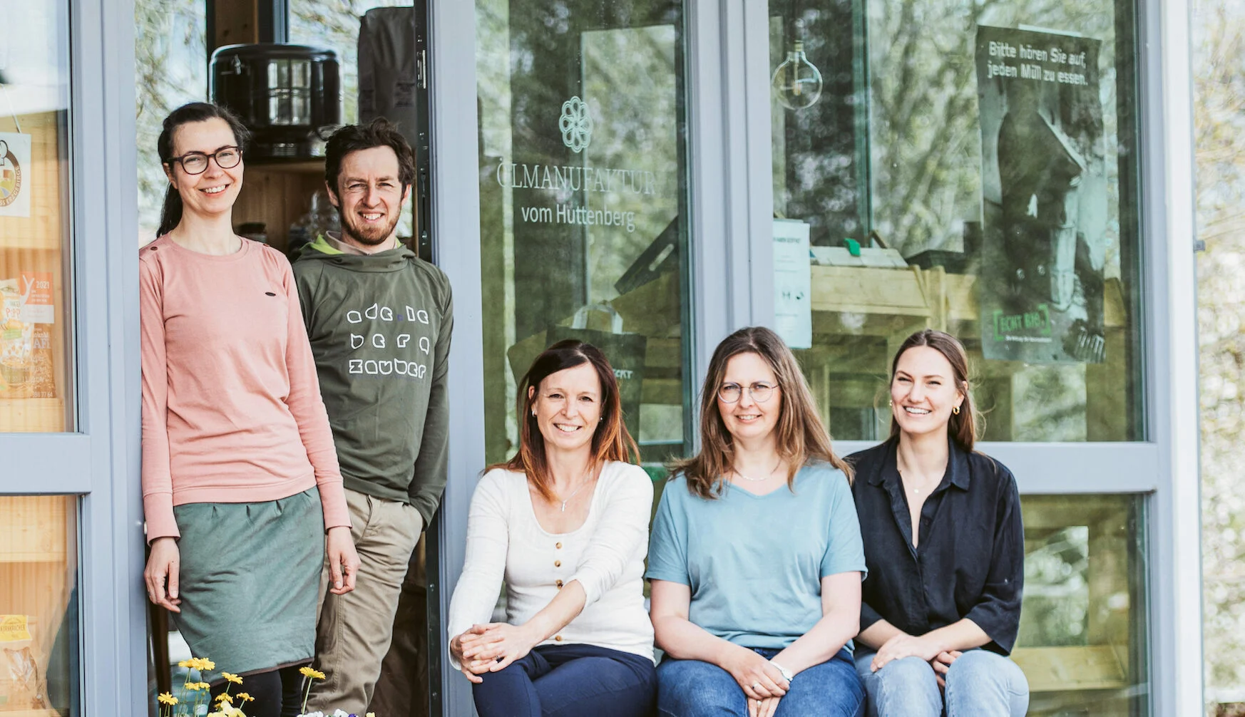 Content-Creatorin fotografiert ein Gericht mit Produkten der Hofmanufaktur