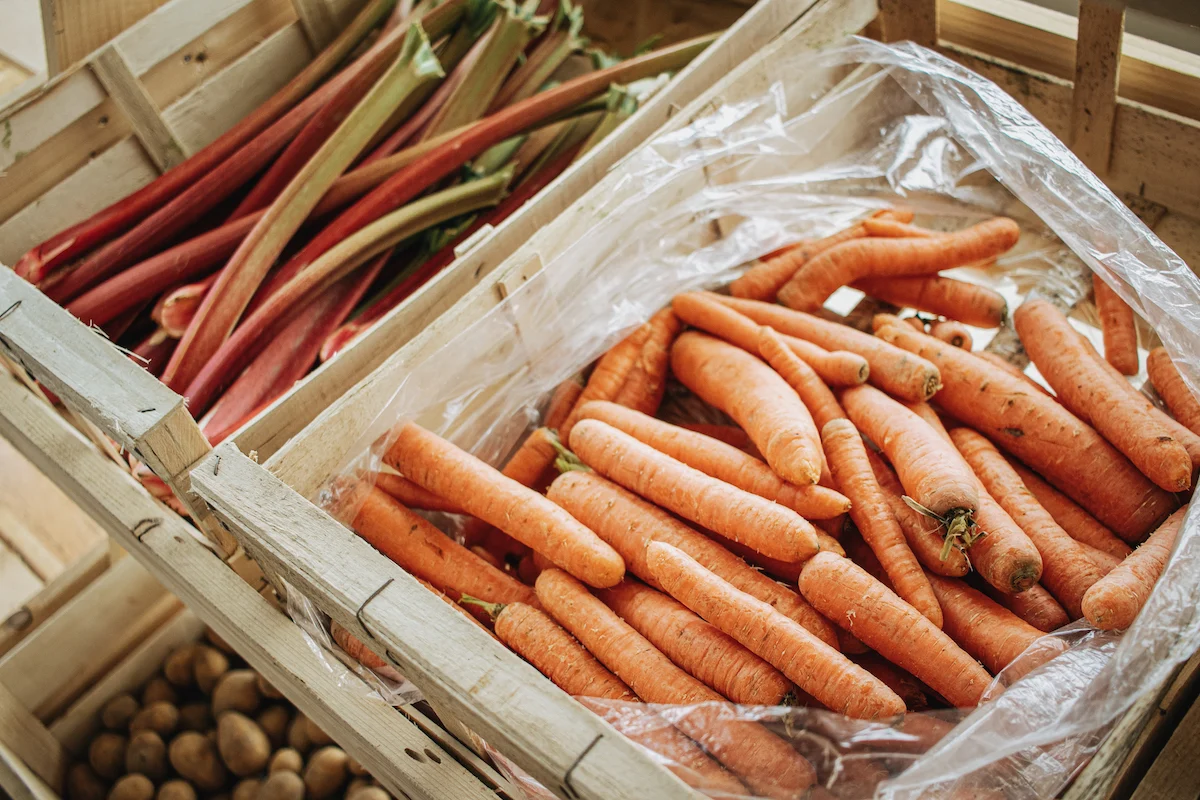 Frisches Bio-Obst und -Gemüse im Hofladen